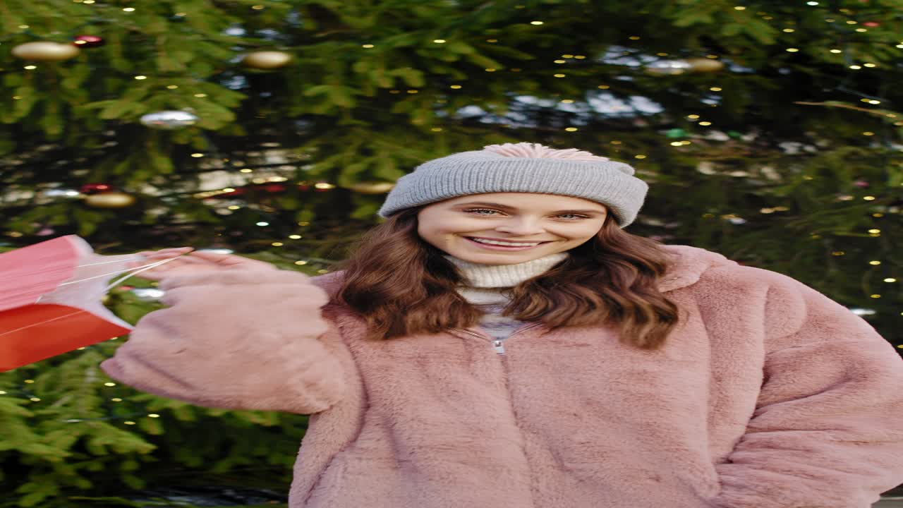 video de una mujer con una bolsa de cortar en invierno