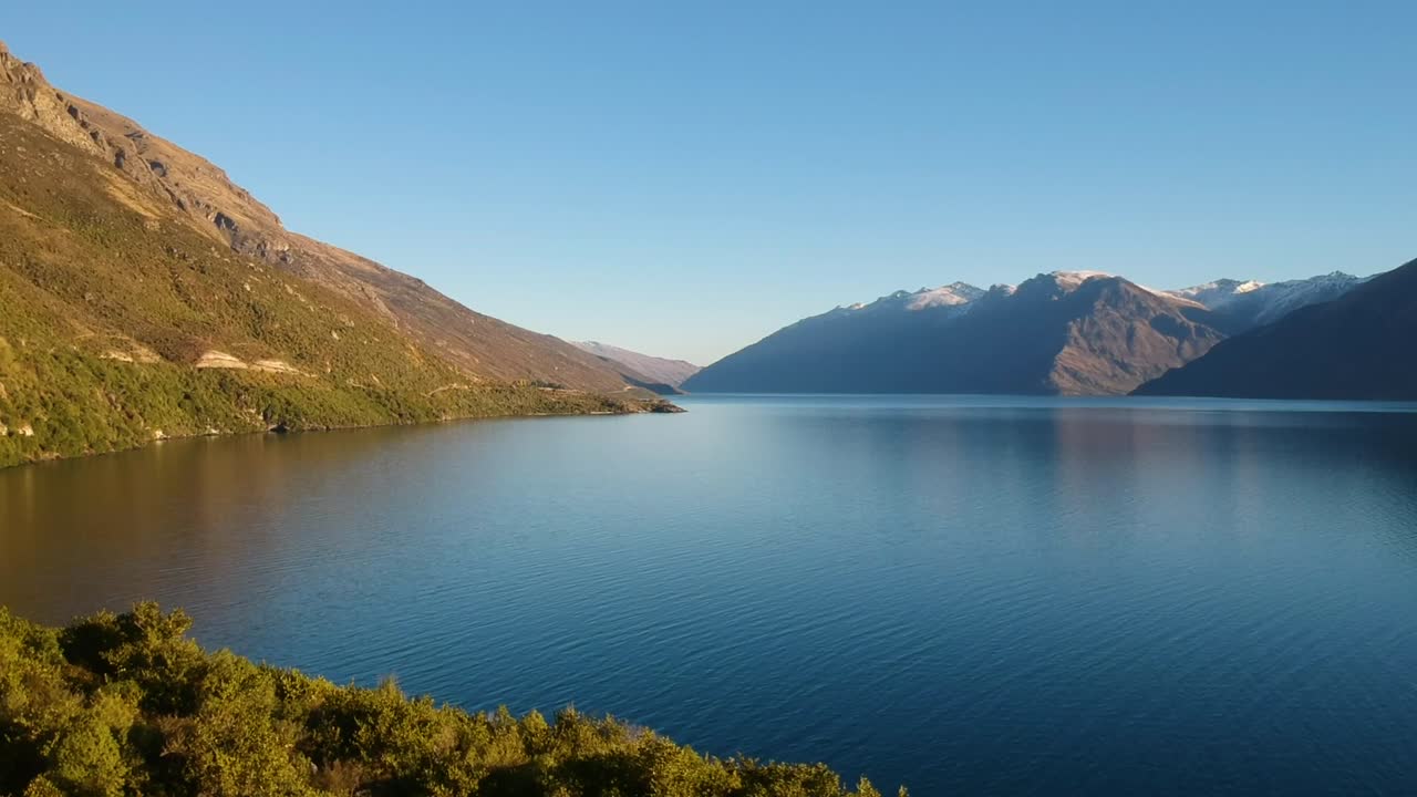 Ripresa con drone del lago di Queenstown, NZ