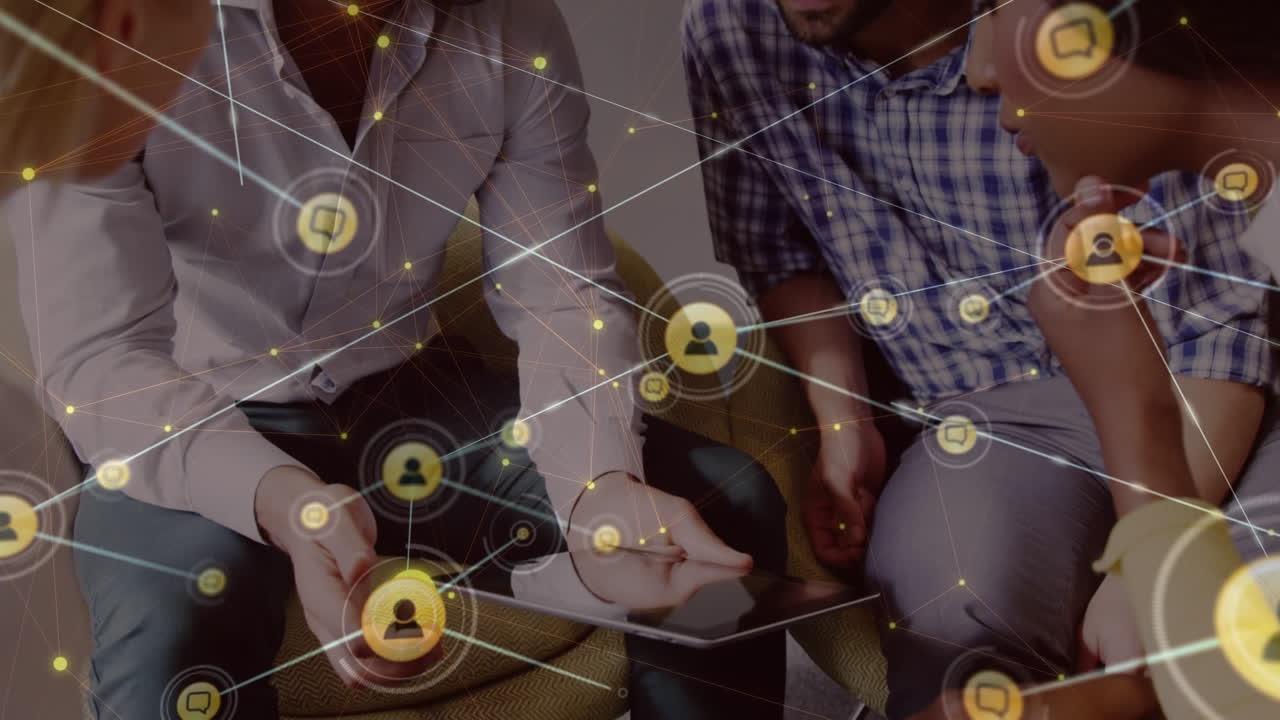 red de iconos digitales a través de diversos colegas de oficina que usan tabletas digitales juntos en la oficina