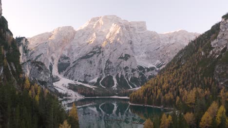 Vuelo-Cinematográfico-De-Drones-Sobre-El-Lago-Braies-En-Las-Montañas-Dolomitas-De-Italia