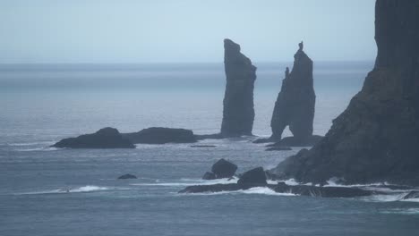 Plano-General-De-Las-Pilas-De-Mar-Risin-Og-Kellingin-En-La-Isla-Feroe-Con-El-Océano-Atlántico-En-El-Fondo---Cámara-Lenta