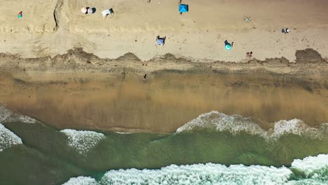 Direkt-Nach-Unten-Gerichteter-Drohnenblick-Auf-Die-Brandung-Und-Den-Strand-In-Oceanside-Ca-In-Südkalifornien