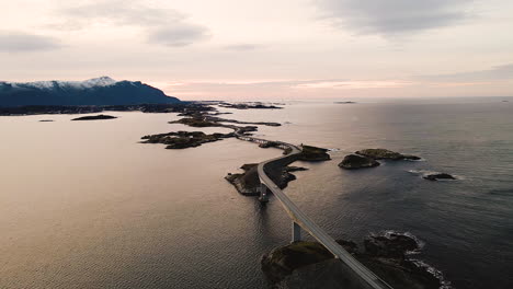 panorama de la carretera del océano atlántico con el mar noruego al atardecer en noruega