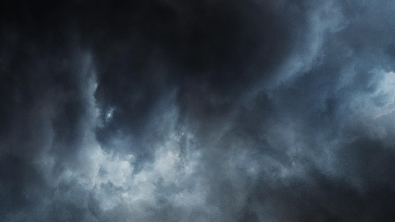 tormenta de 4k dentro de nubes oscuras moviéndose en el cielo oscuro