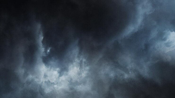 Temporale 4K all'interno di nuvole scure in movimento nel cielo scuro