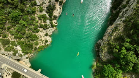 Puente-Aéreo-Ascendente-De-Galetas-De-Arriba-Hacia-Abajo-En-La-Entrada-Del-Desfiladero-De-Verdon