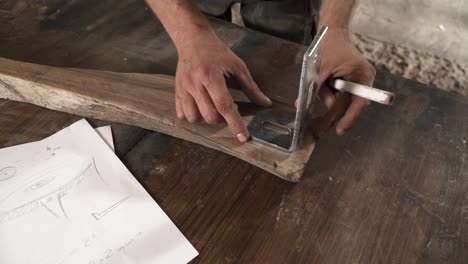 foto de alguien que toma medidas en una pata de madera