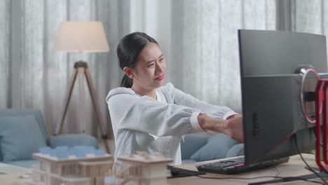 집에서 데스크에서 일한 후 스트레칭하는 하우스 모델과 함께 아시아 여성 엔지니어