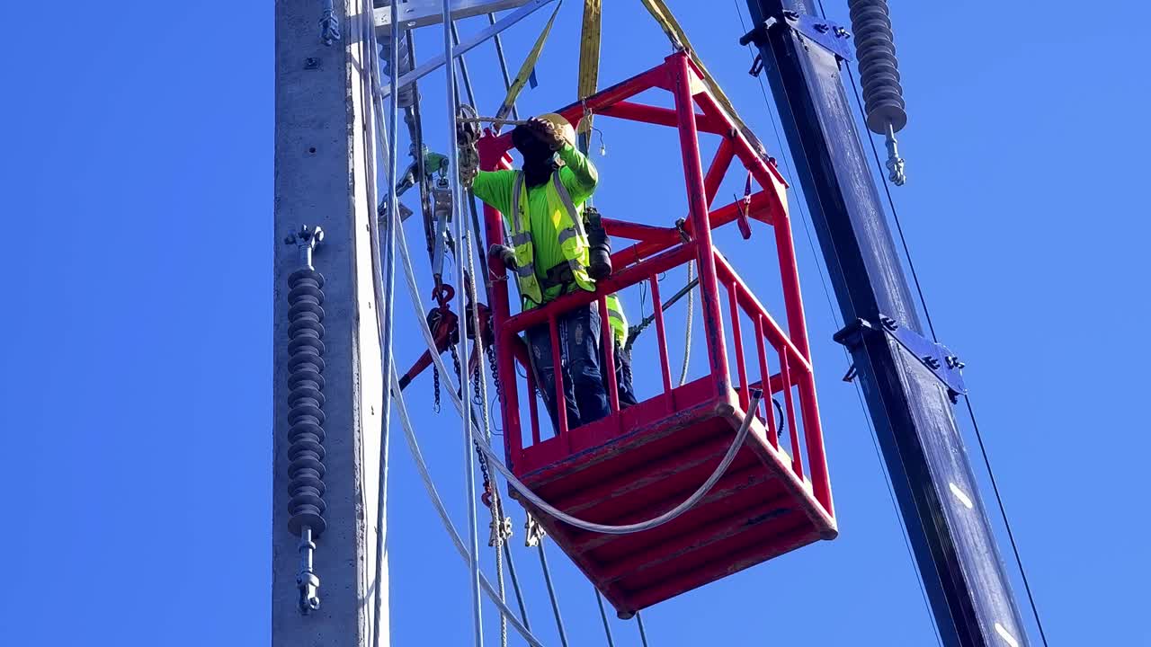 하이라인 유지보수를 수행하는 유리티 작업자