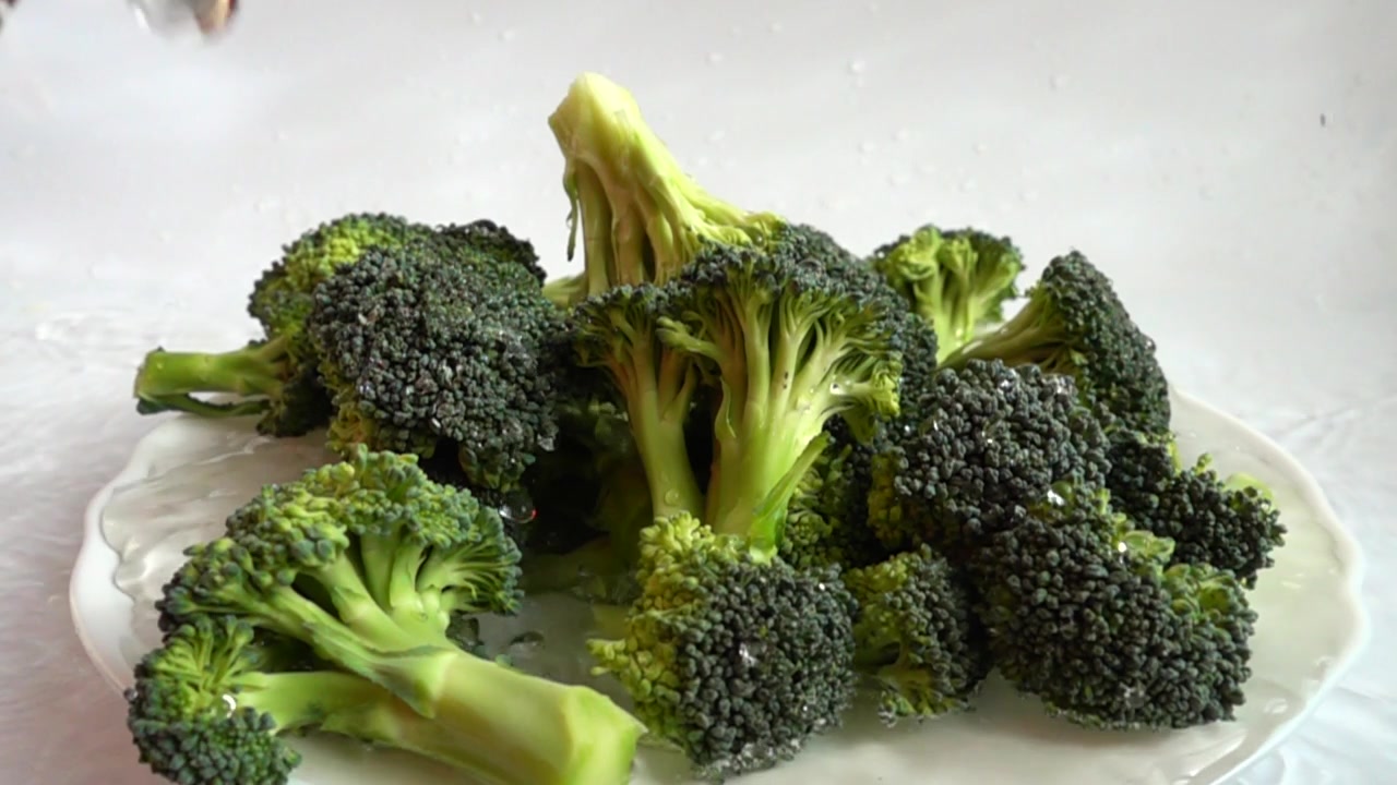 Broccoli maturi e spruzzo. Slow motion