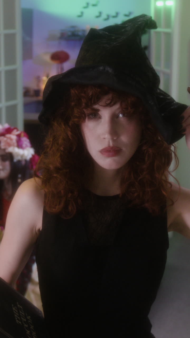 mujer con disfraz de bruja