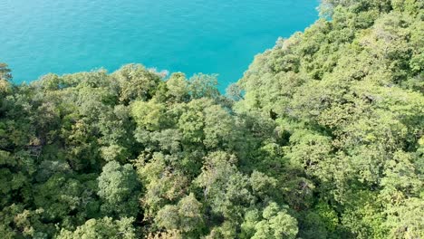 Imágenes-De-Drones-De-Islas-En-Tailandia-Con-Formación-De-Roca-Caliza-Que-Sobresale-Del-Agua-Y-El-Océano-En-El-Fondo-9