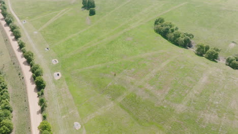 Luftaufnahme-Einer-Grünen-Wiese-Mit-Bäumen,-Schießstand-In-Leach,-Oklahoma