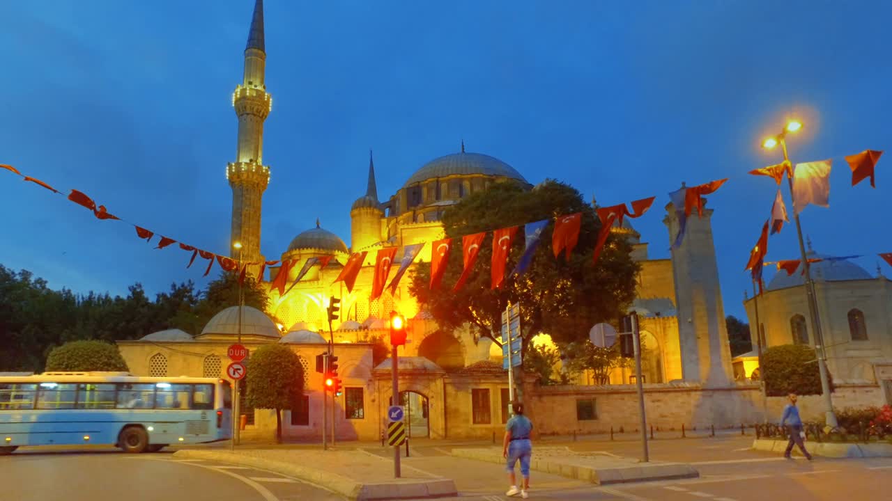 터키 이스탄불에 있는 세하즈드 모스크가 황혼에