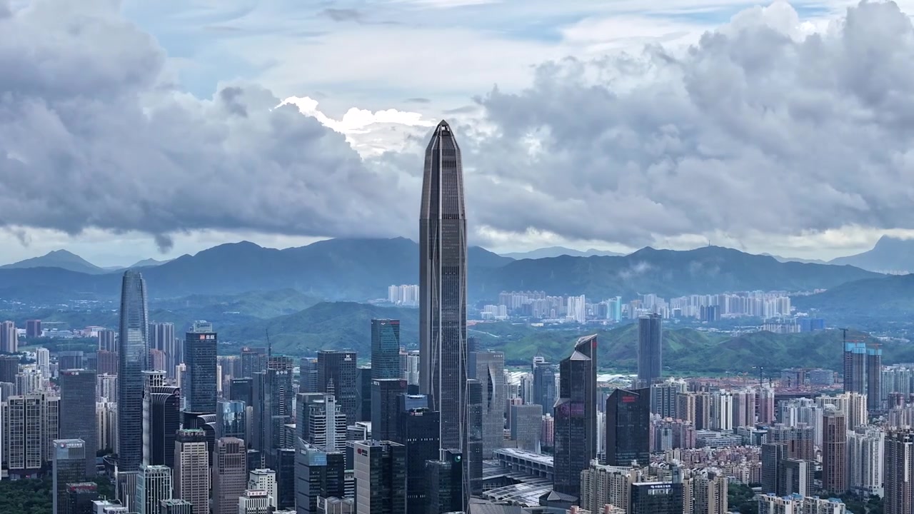 Imagens aéreas do Ping An Finance Center acima do mar de nuvens em Shenzhen, com uma vista panorâmica de drone do horizonte urbano de Shenzhen e da Montanha Wutong, e uma tomada aérea da paisagem urbana dos arranha-céus do CBD de Futian cercados