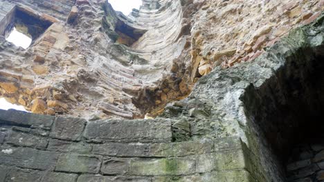 la antigua abadía de basingwerk abandonó la construcción de un hito histórico paredes de piedra izquierda dolly mirando hacia arriba