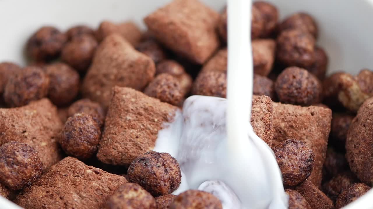 그에 담긴 초콜릿 시리얼