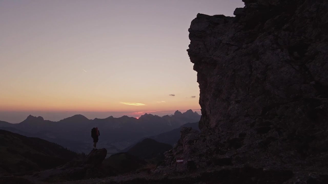Goditi un filmato mozzafiato con drone di un'alba nella Mannheimer Tal, Austria, con splendidi paesaggi alpini e una tranquilla esperienza di escursione alla luce del primo mattino.