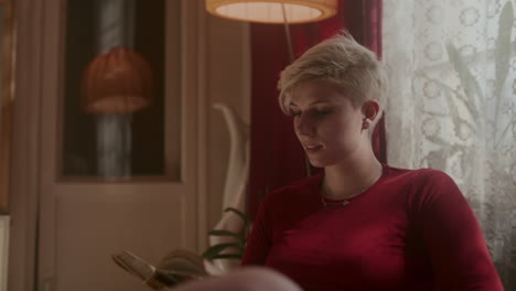mujer leyendo un libro en casa