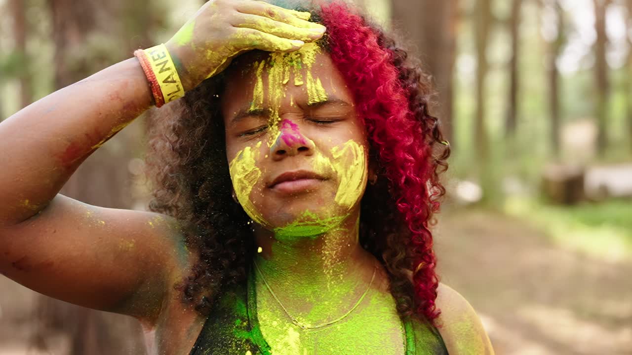 Donna che festeggia Holi con i colori