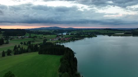 Resplandor-De-La-Puesta-De-Sol-Mientras-Volaba-Sobre-El-Forggensee-Con-La-Vista-En-Dietringen