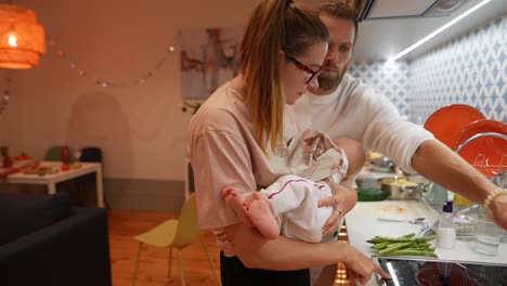 la familia cocinando juntos