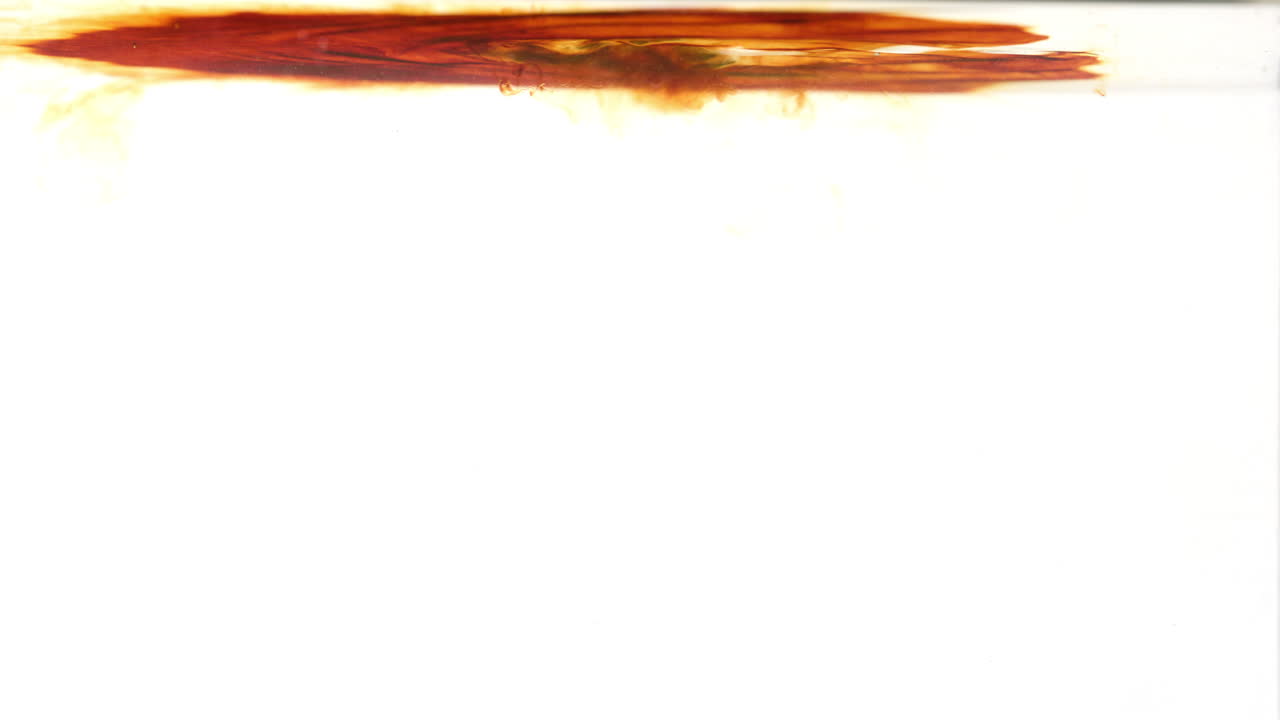 sumergir la bolsa de té en agua hirviendo caliente