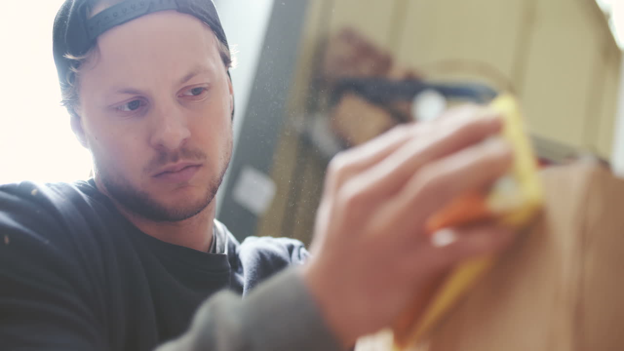 joven carpintero dando forma a la madera con cincel 6