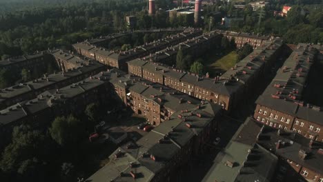 histórico asentamiento de trabajadores de ladrillo rojo nikiszowiec con árboles verdes y céspedes en un soleado día de verano, toma aérea de 4k