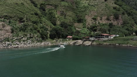 Speedboat-docks-at-Atitlan-lake-jetty,-Guatemala