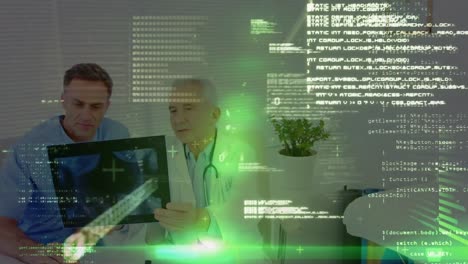 Datenverarbeitung-über-Einen-Kaukasischen-Männlichen-Arzt-Und-Einen-Männlichen-Gesundheitshelfer,-Die-Röntgenberichte-Besprechen