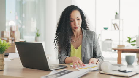 computadora portátil, documentos y mecanografía de mujer de negocios