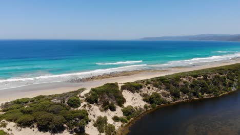 Vista-Aérea-De-Una-Playa-Paradisíaca-En-La-Soleada-Australia---Tire-Hacia-Atrás,-Tiro-De-Drones