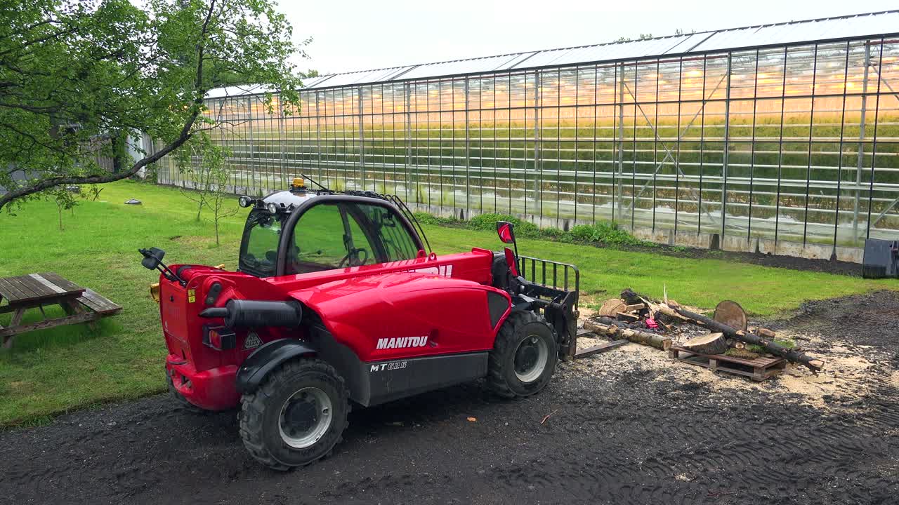 과일과 채소를 재배하기 위해 지열 온수를 사용하는 아이슬란드 온실의 외부 설정 샷
