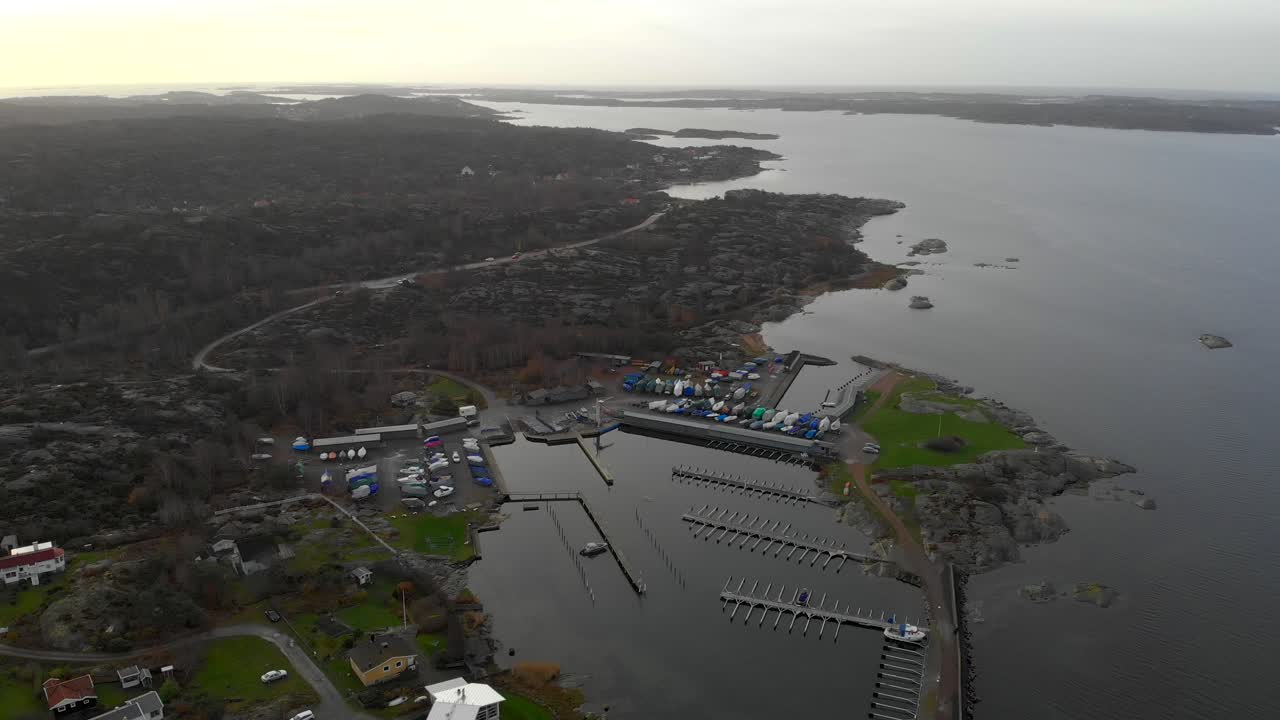 빈 부두와 해변에 보관된 보트가 있는 작은 어촌 마을의 공중 전망