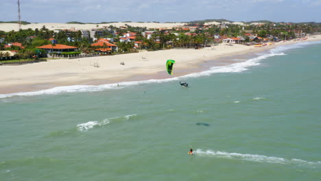 Vista-Aérea-De-Personas-Practicando-Kitesurf,-Cumbuco,-Ceará,-Brasil.