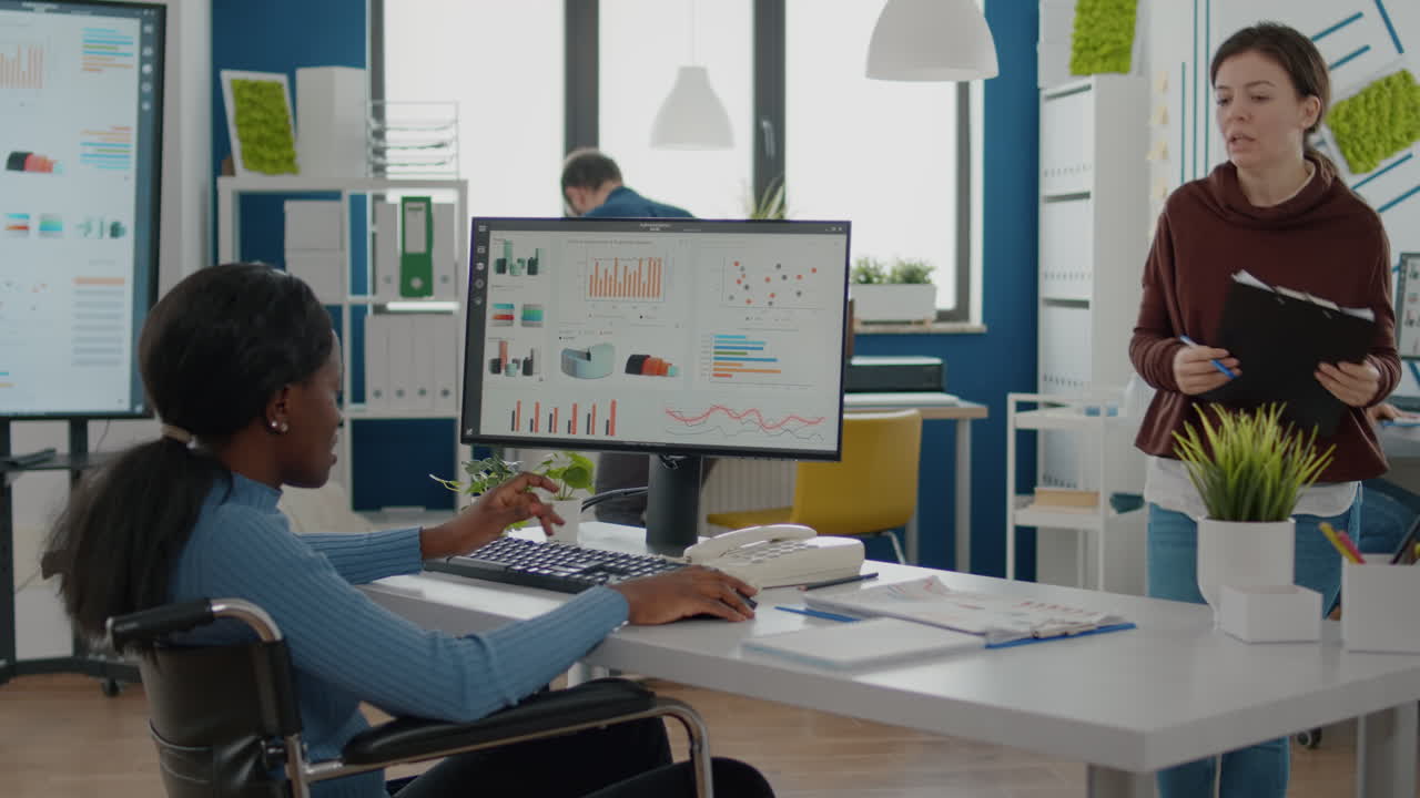 líder de entrenador de mujer de negocios hablando con un empleado africano con discapacidad