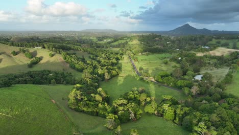 Timelapse-De-Drones-Estacionarios-De-Colinas-Cerca-De-Cooroy-Noosa,-Cuando-Comienza-A-Llover