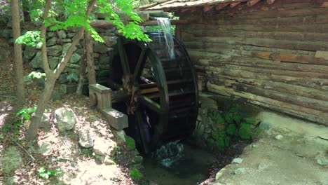 Koreanisches-Traditionelles-Wasserrad-Auf-Der-Seite-Des-Wassermühlengebäudes-In-Der-Koreanischen-Volksdorf-Yongin-Stadt,-Südkorea-Geschichte