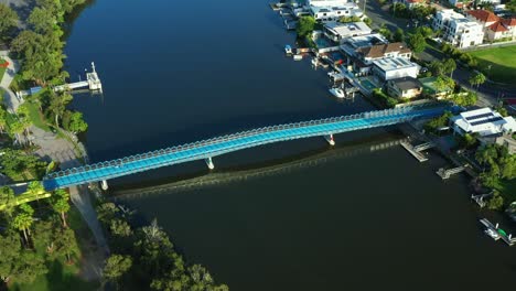 puente verde de las costas doradas, que conecta la isla chevron con el hogar de las artes