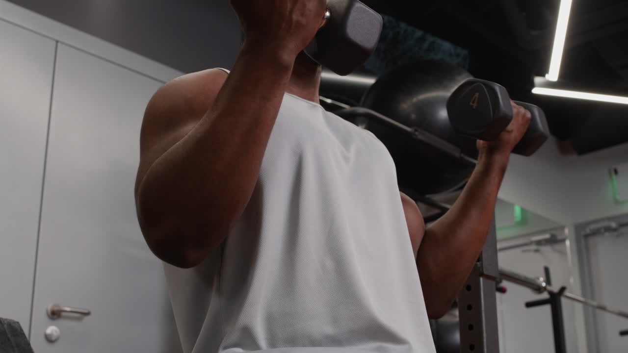 hombre trabajando en el gimnasio