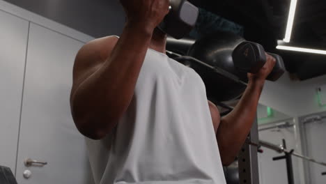 hombre haciendo ejercicio en el gimnasio