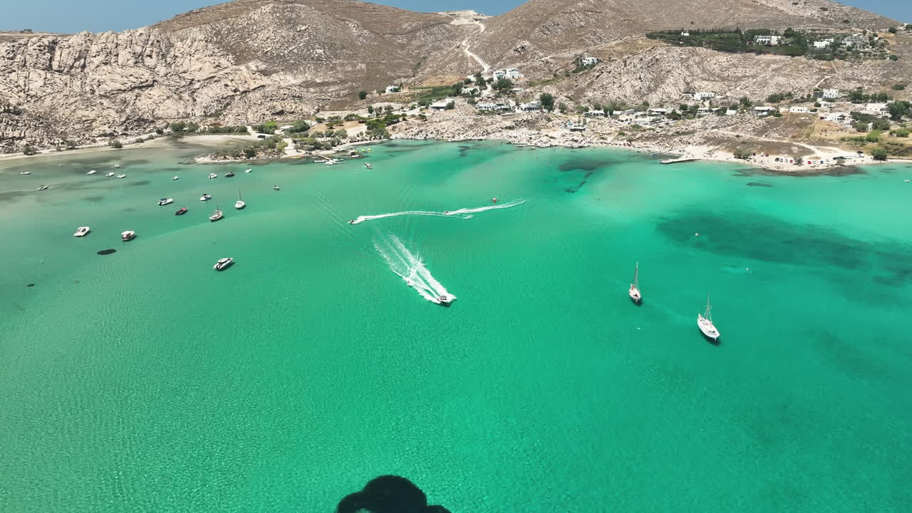 파로스, 그리스의 해변에서 빠르게 운전하는 보트