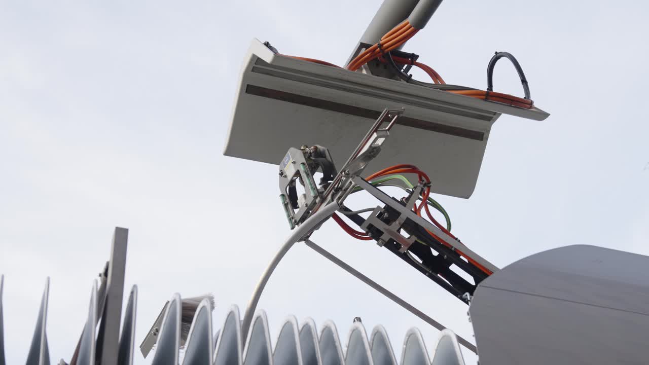 충전 후 전기 버스에서 팬터그래프 하강의 슬로우 모션