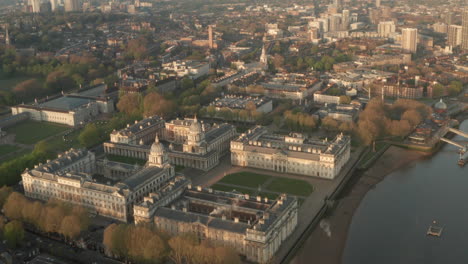 Toma-Aérea-En-Círculos-Sobre-La-Universidad-De-Greenwich-Con-El-Cutty-Sark-En-El-Fondo