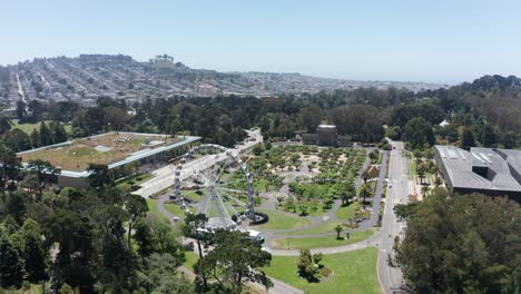 toma aérea amplia de retroceso de la plaza del concurso de música en el parque golden gate, san francisco