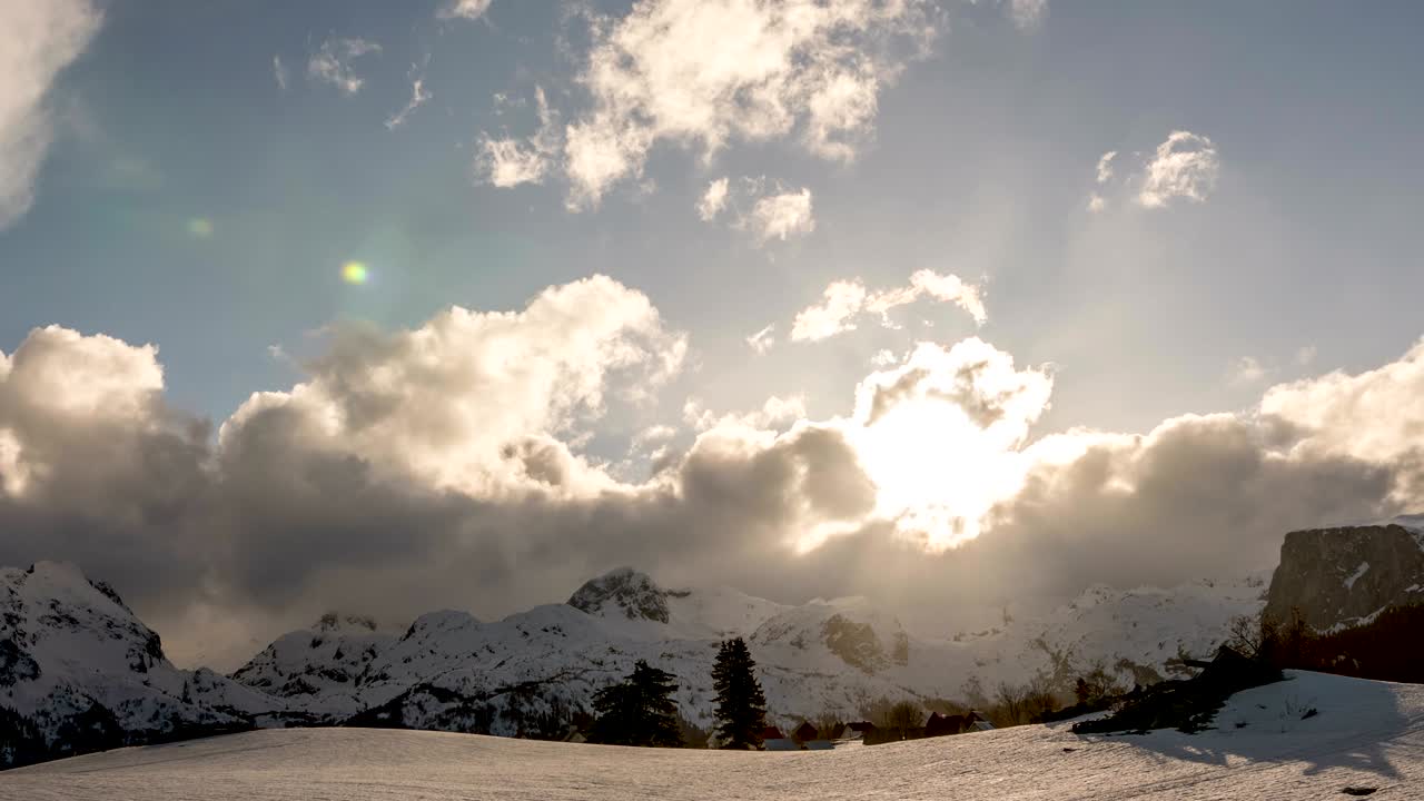 Vinter-timelapse af bjerg og skyer