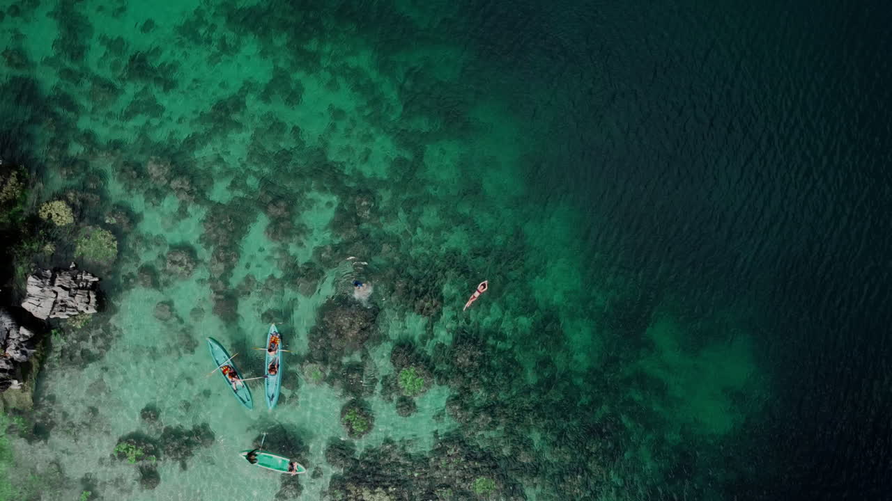 친구와 함께 카약을 타고 떠다니는 여성의 드론 샷