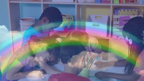 composición de niños dibujando alrededor de una mesa en la escuela