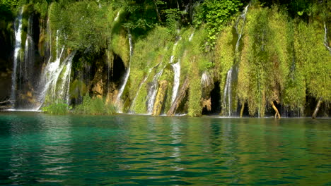 Waterfall-in-Plitvice-Lakes,-Croatia.